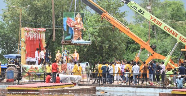 बारिश के बीच हजारों ने देखी झांकियां, विसर्जन दोपहर तक होता रहा