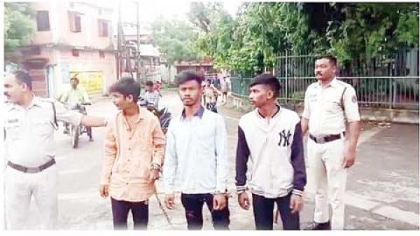 झांकी सजा रहे युवक पर हमला, चार गिरफ्तार, एक बच्चा भी