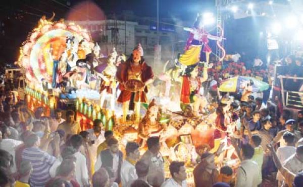 बारिश के बीच हजारों ने देखी झांकियां विसर्जन दोपहर तक होता रहा