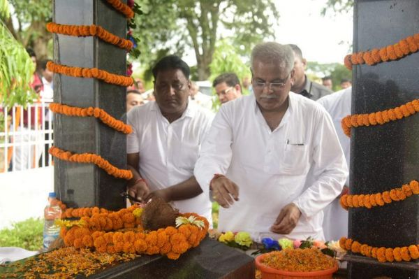 नंदकुमार-दिनेश पटेल की समाधि स्थल पहुंचे सीएम, दी श्रद्धांजलि