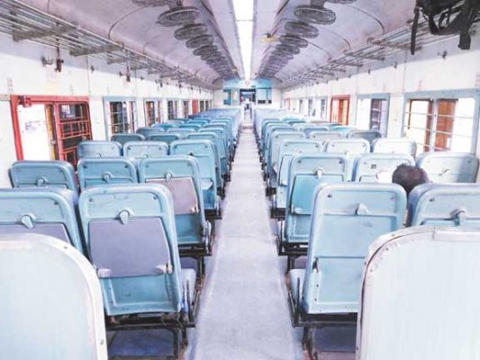 दुरंतो हो या इंटरसिटी, रेलवे को टाइम टेबल की फिक्र ही नहीं, यात्रियों में बढ़ रहा गुस्सा