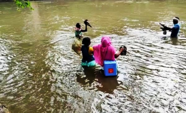 जज्बे को सलाम, जान जोखिम में डालकर पार की तीन नदियां और ग्रामीणों को लगाया कोरोना टीका