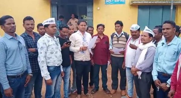 बदहाल शिक्षा व्यवस्था, आप ने विधायक व बीईओ को सौंपा ज्ञापन