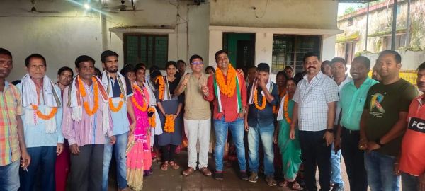 कारोबारी सहित 32 ने थामा कांग्रेस का हाथ  
