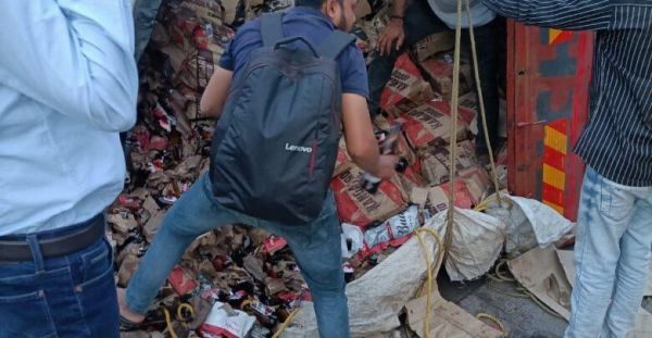 टाटीबंध के पास बियर भरा ट्रक पलटा