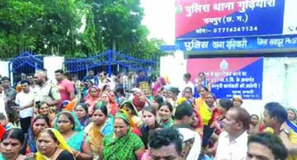 चीरा गैंग के गुर्गों ने तलवारों से लैस होकर युवक, युवती पर किया हमला
