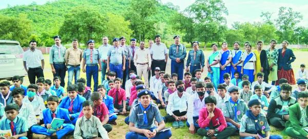 कलेक्टर-एसपी ने देखे वनांचल क्षेत्र के स्कूल