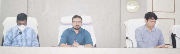 दिव्यांगों व किसानों को पहुंचाएं फायदा- कलेक्टर