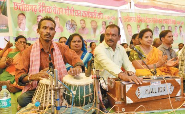 न नारे, न भाषण, भजन गाकर सरकार को जगा रहे