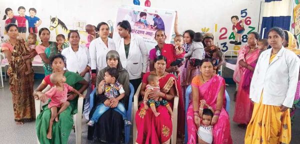 शिशु संरक्षण माह में बच्चों को विटामिन ए और आयरन सिरप की खुराक दी गई