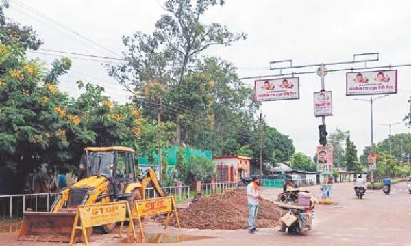 सडक़ खोदकर छह दिनों से सुधार जा रहा क्षतिग्रस्त पाइप लाइन