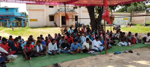 शिक्षकों की कमी, अभिभावकों का धरना-प्रदर्शन, सौंपा ज्ञापन