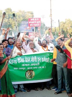 दैवेभो वन कर्मियों की मशाल रैली, सरकार में व्याप्त अंधकार को दूर करने की कामना की