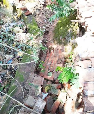 अनवरत बारिश से बाउंड्रीवाल धराशायी, घर में घुस रहा पानी