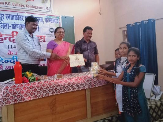 गुंडाधुर महाविद्यालय में हिंदी दिवस पर कई प्रतियोगिताएं