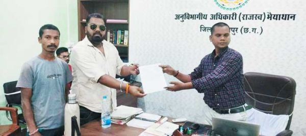 अधूरे नहर निर्माण को लेकर जनपद सदस्य ने एसडीएम को सौंपा ज्ञापन