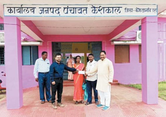 निशक्तजन विवाह प्रोत्साहन के तहत जनपद अध्यक्ष ने दिया 50 हजार की चेक राशि