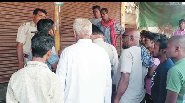 चार दुकानों के ताले टूटे, सीसी टीवी में चोर कैद