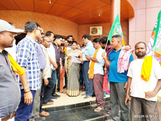 भाजपा पार्षद दल ने किया प्रदर्शन, ज्ञापन देकर कहा सामान्य सभा शीघ्र हो