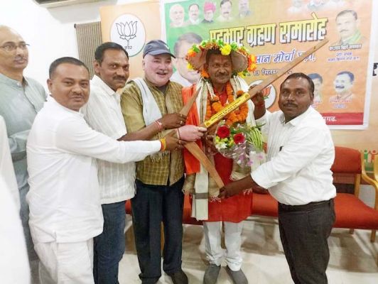 किसान मोर्चा के नवनियुक्त प्रदेश अध्यक्ष पवन साहू को दी बधाई