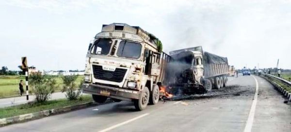 राजधानी से 80 किमी दूर दो ट्रकों में टक्कर, राड में फंसा बैठा ड्राइवर जला