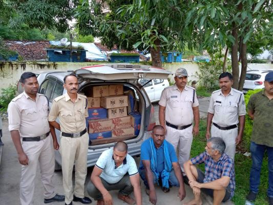 लग्जरी कार में एमपी से लाई जा रही थी अंग्रेजी शराब, 3 गिरफ्तार