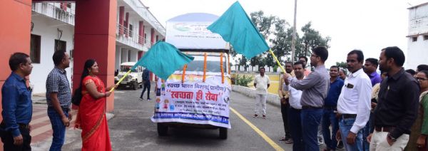 कलेक्टर ने ‘स्वच्छता ही सेवा’ रथ को हरी झंडी दिखाकर किया रवाना