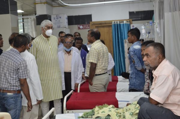 महारानी अस्पताल की कायाकल्प से खुश स्वास्थ्य मंत्री ने सिविल सर्जन को किया सम्मानित