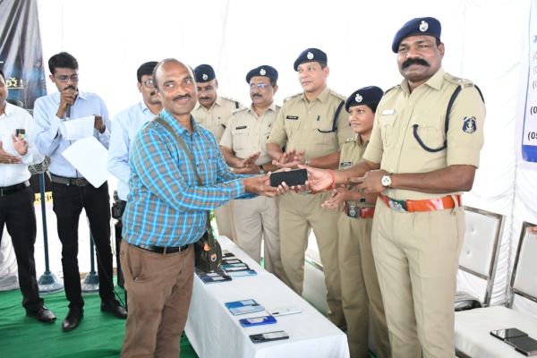 गाढ़ी कमाई से खरीदे 110 लोगों को पुलिस ने लौटाए 20 लाख के मोबाइल