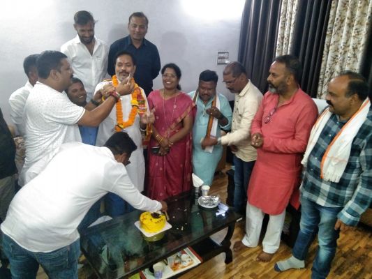 पूर्व महापौर को जन्मदिन पर दी बधाई