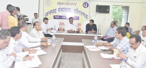 योजनाओं की वस्तुस्थिति जानने टीम पहुंची ग्राम पंचायत