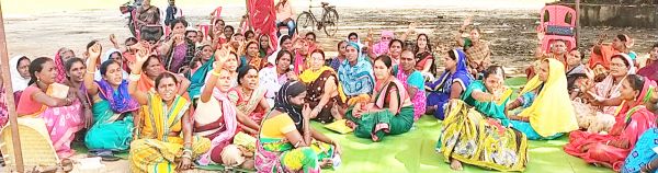 मध्यान्ह भोजन रसोइया कल्याण संघ अनिश्चितकालीन धरने पर