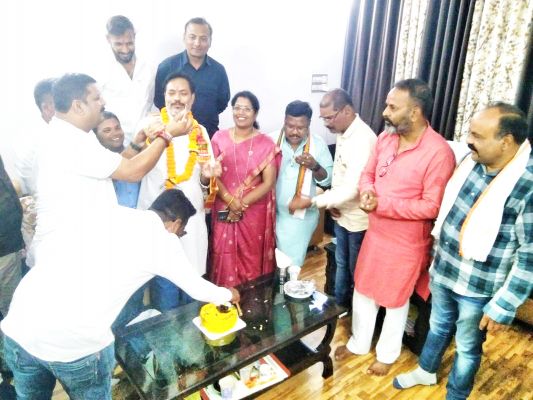 पूर्व महापौर को जन्मदिन पर दी बधाई