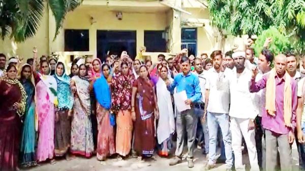 पत्नी के हत्यारे को फांसी की मांग, ग्रामीणों का हल्ला-बोल
