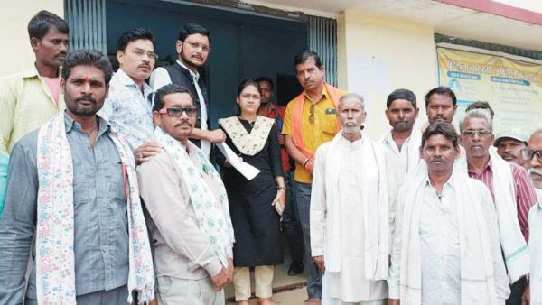 चने फसल की क्षतिपूर्ति राशि देने जिपं. सदस्य ने एसडीएम को सौंपा ज्ञापन