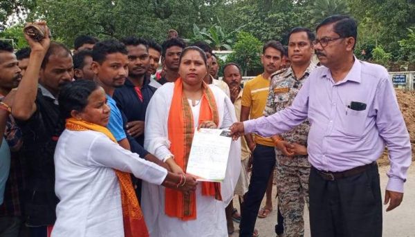 एनएच-30 बदहाल, नाराज ग्रामीणों ने किया चक्काजाम