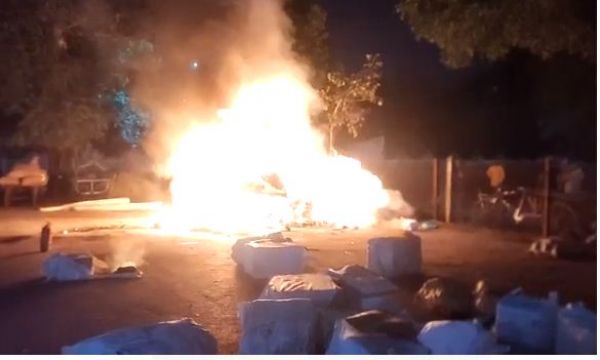 रेलवे के पार्सल ऑफिस में लगी आग, कपड़ा, मोबाइल-लैपटॉप का एसेसिरीज खाक