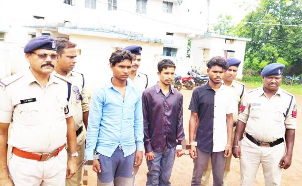 गांजा पीने नहीं था पैसा तो सहायक प्राध्यापक को लूटा, पकड़े जाने के डर से किया हत्या, नाबालिग सहित 4 गिरफ्तार