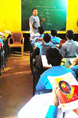 बकरकट्टा स्कूल में जवान ले रहे बच्चों की क्लास