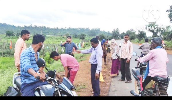 कुत्ता को बचाने बाईक दुर्घटनाग्रस्त