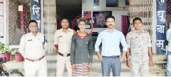 बिना बताये दूसरे गांव चले जाने से था नाराज, वृद्ध पत्नी की टांगी मारकर हत्या, गिरफ्तार