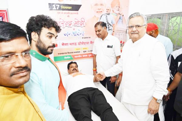 पीएम के जन्मदिन पर 400 युवाओं ने किया रक्तदान