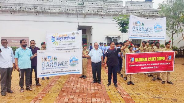 शहर को स्वच्छ बनाने एनसीसी कैडेट और विद्यार्थियों ने निकाली रैली