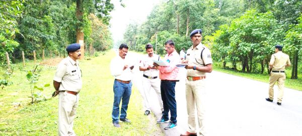 स्टेट हाईवे पर घटित सडक़ दुर्घटना का अफसरों ने किया निरीक्षण