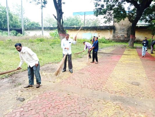 अधिकारी-कर्मचारियों ने फाईलों का किया संधारण