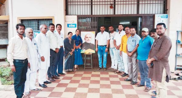 फल बांटकर भाजपाइयों ने मनाया प्रधानमंत्री का जन्मदिन