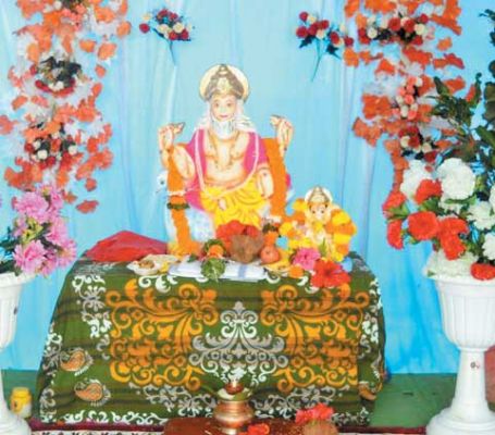 रेंगाखार थाने में विश्वकर्मा की पूजा