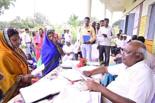 बिना संगठन के चिंतामणि, विधायक आपके द्वार कार्यक्रम के तहत कर रहे जनसंपर्क