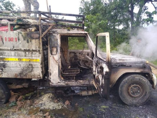 सीआरपीएफ के लिए सब्जी ले जा रही गाड़ी को नक्सलियों ने फूंका