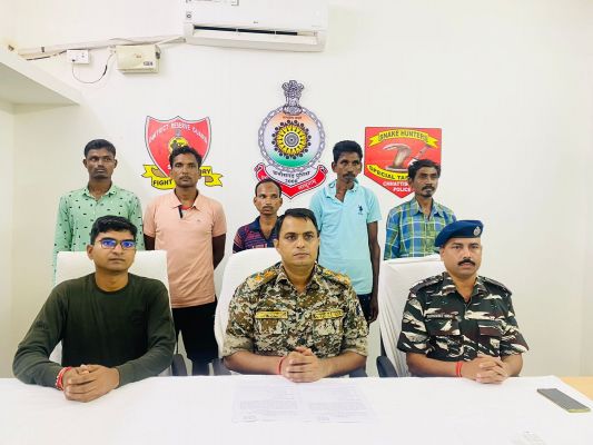  ईनामी नक्सली के साथ 5 का समर्पण